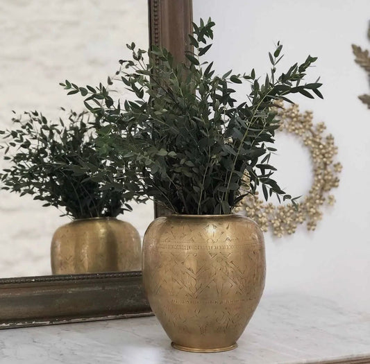 Jaya Aluminiumvase mit goldgraviertem Muster