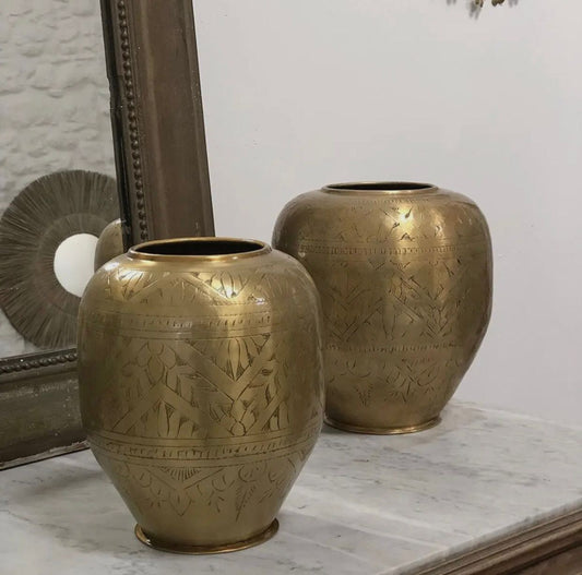 Jaya Aluminiumvase mit goldgraviertem Muster