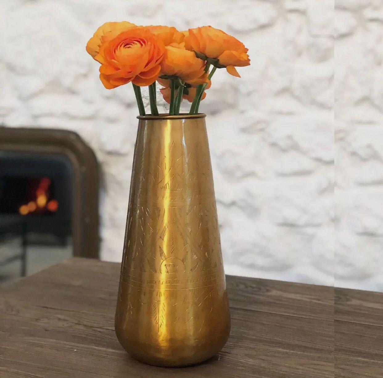 Jaya Aluminiumvase mit vergoldetem Gravurmuster